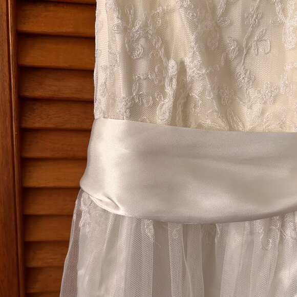 Vintage Satin & Lace Ivory Wedding Dress - Picture 4 of 6